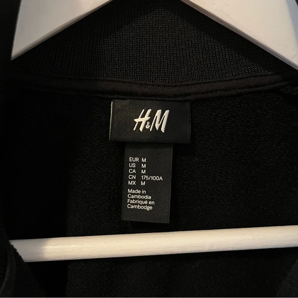 H&M mock neck zipper sweatshirt - Picture 4 of 4